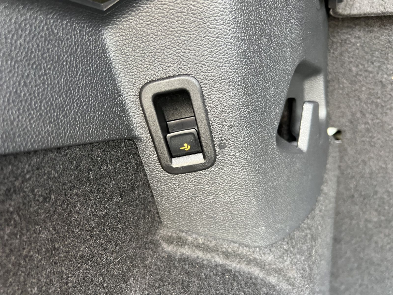 Fahrzeugabbildung Volkswagen Golf VIII TSI Active LED AHK Navi AID ACC RFK SH