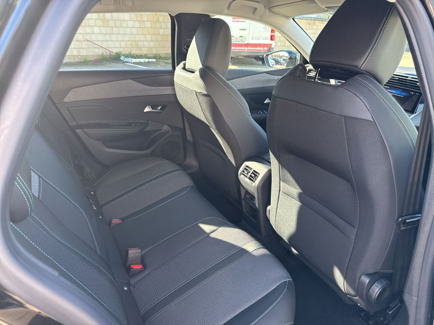 Fahrzeugabbildung Peugeot 308 SW Hybrid 145 Allure 1.2 LED ACC 2-Zonen-Kli