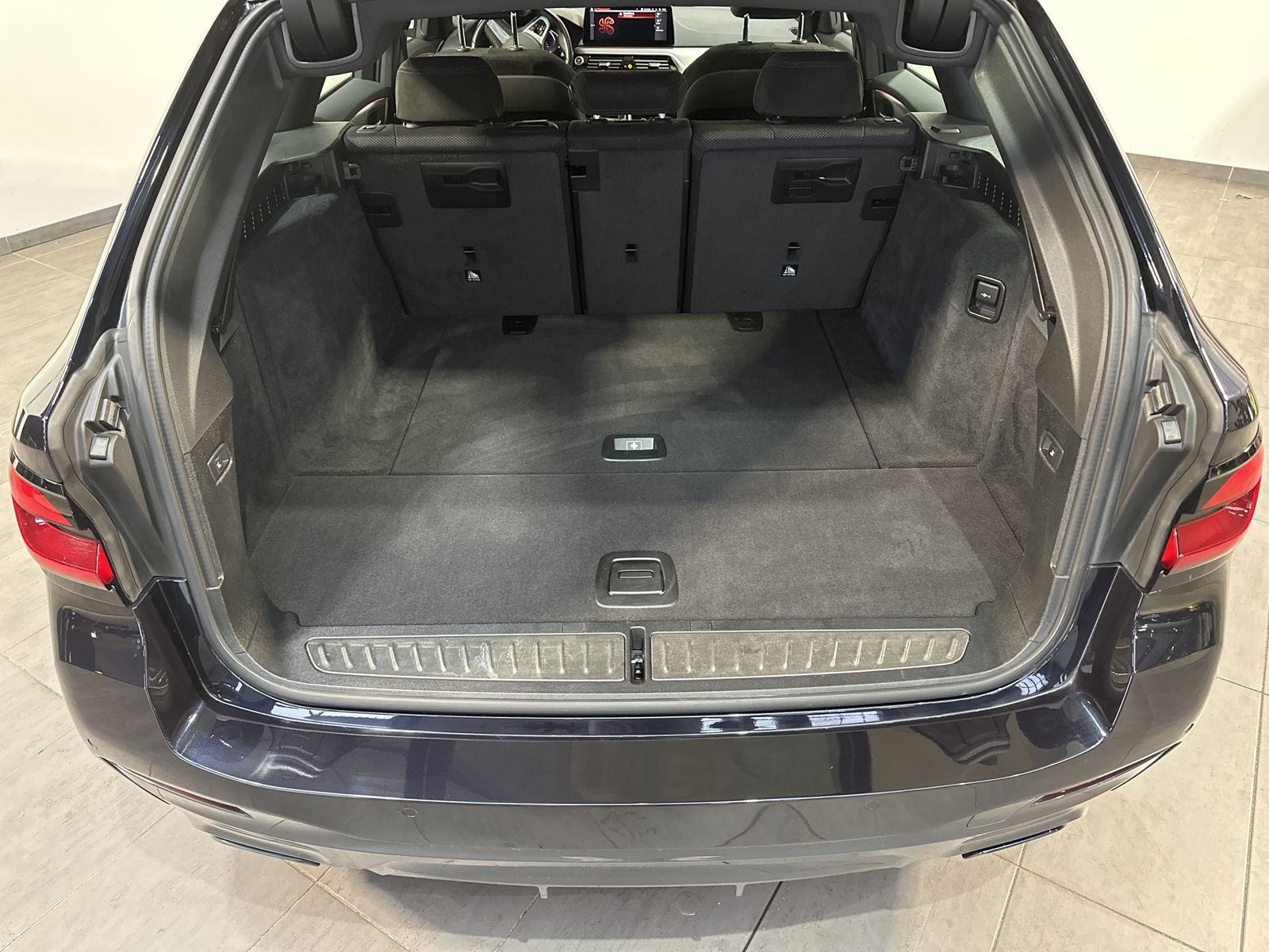 Fahrzeugabbildung BMW 530i Touring M-Sport NAV+LED+PANO+KAMERA+HEAD-UP