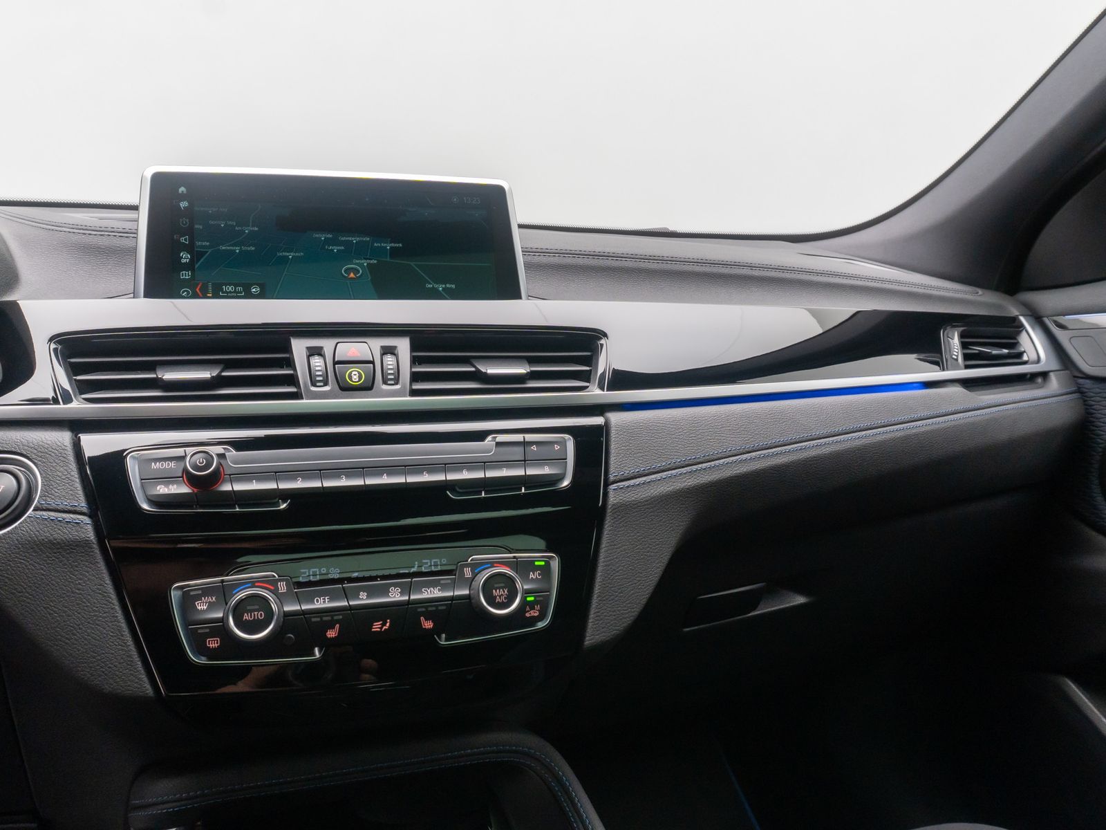 Fahrzeugabbildung BMW X2 sD20i M Sport Kamera HUD Panorama Alarm 20"