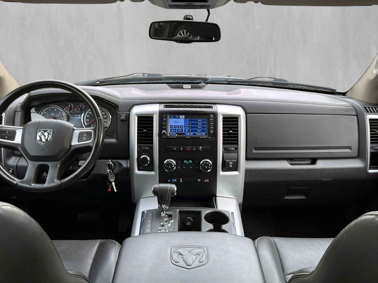 Fahrzeugabbildung Dodge RAM 1500 LPG 103L CREW CAB 1.HAND RF KAM AHK GSD