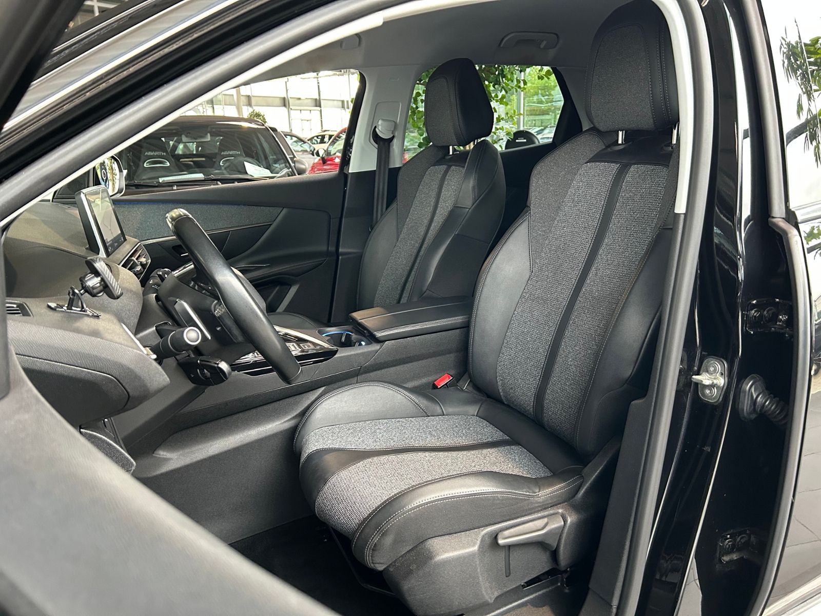 Fahrzeugabbildung Peugeot 3008 Allure KLIMA LED NAV SHZ ALU