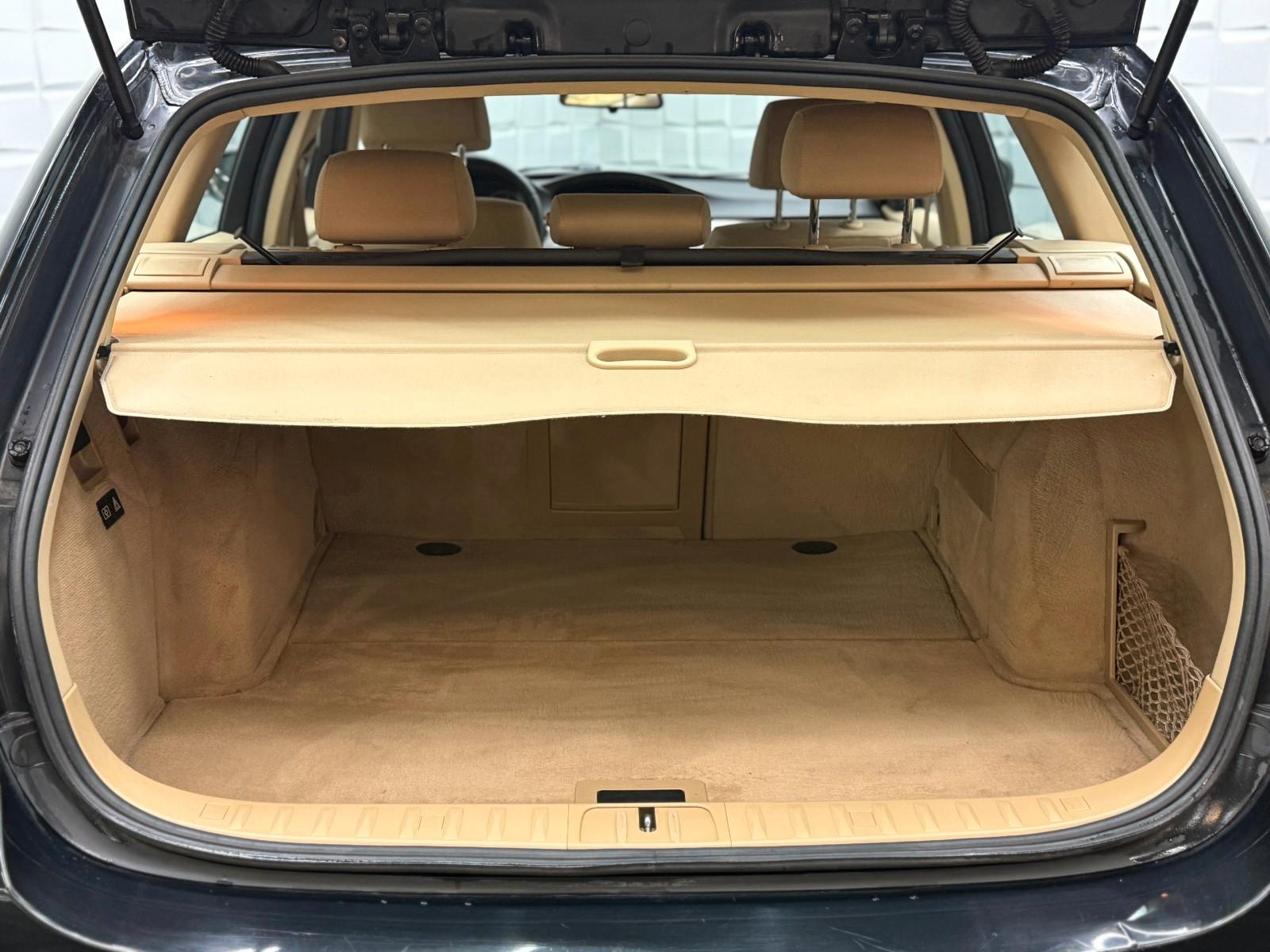 BMW 318 2011 — photo 16