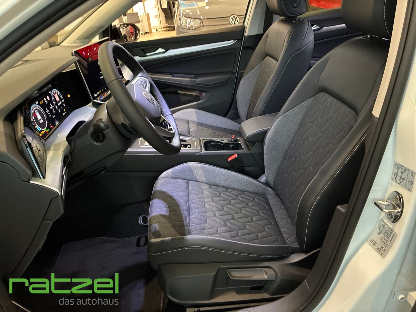 Fahrzeugabbildung Volkswagen Golf Variant ENERGY 1.5 eTSI DSG NAVI+AHK+LED