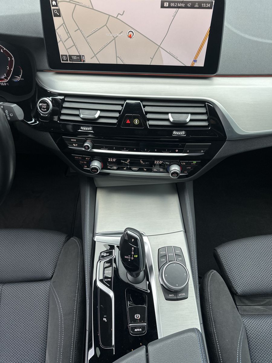 Fahrzeugabbildung BMW 530i Touring M-Sport NAV+LED+PANO+KAMERA+HEAD-UP