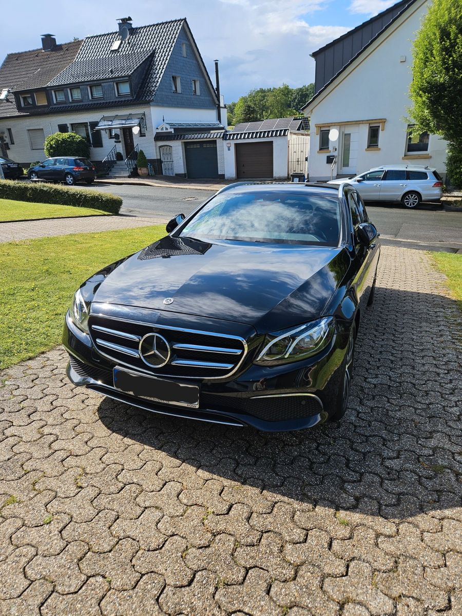 MERCEDES-BENZ E 220 d 4MATIC T Autom. - Sports Style