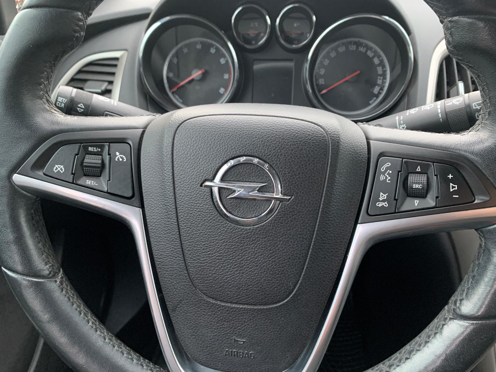 Opel Astra 2011 — photo 19