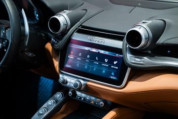 2018 Ferrari GTC4LUSSO — миниатюра 17