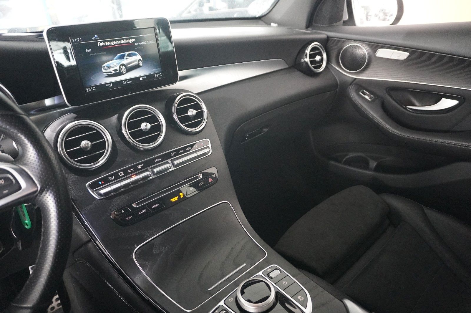 Fahrzeugabbildung Mercedes-Benz GLC 220D EXCLUSIVE 4MATIC NAVI/LED/KAMERA/SH/AHK