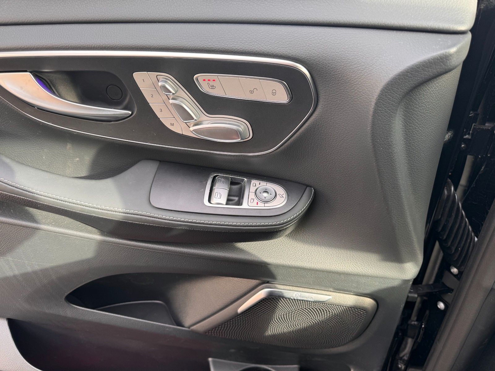 Fahrzeugabbildung Mercedes-Benz V 300 d EXCLUSIVE AIRMATIC AHK2,5 Standheiz