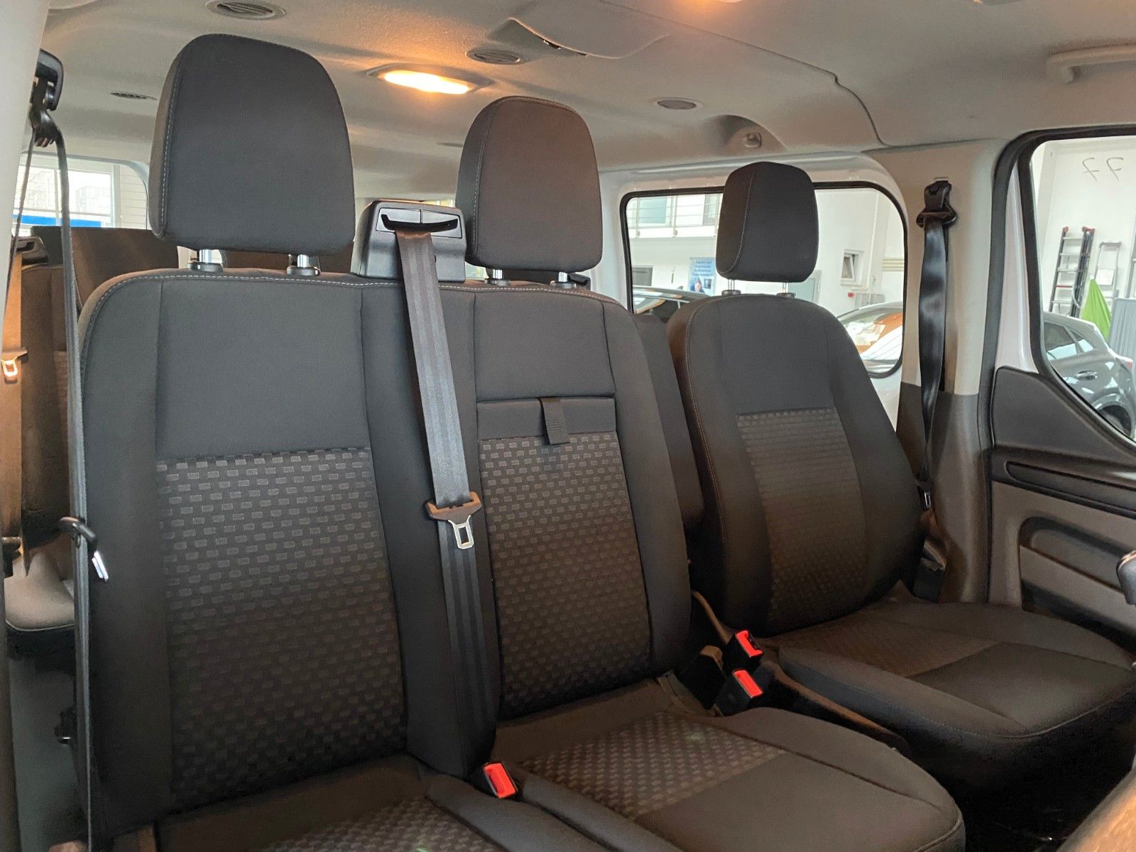 Fahrzeugabbildung Ford Transit Custom Kombi 320 L2 Trend DAB Parkpilot