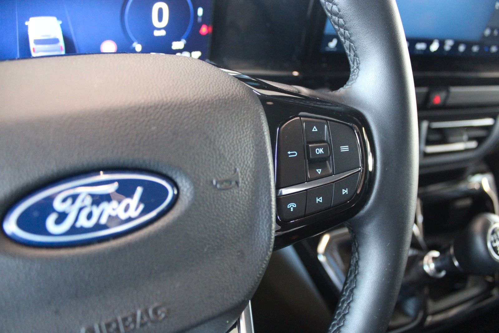 Fahrzeugabbildung Ford Tourneo Custom L2 8-Sitzer Titanium AHK LED ACC