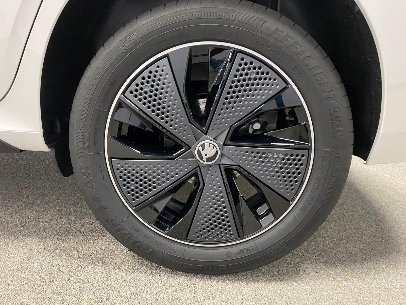 Fahrzeugabbildung SKODA Kamiq Monte Carlo 1.5 TSI DSG+AHK+MATRIX+PANO+5J
