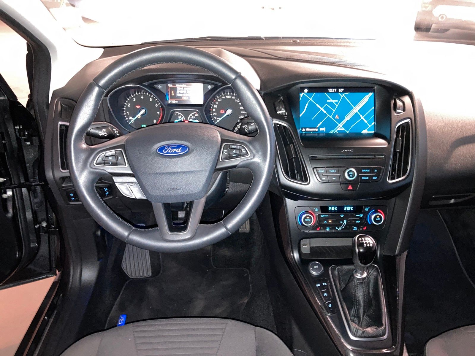 Fahrzeugabbildung Ford Focus Titanium Xenon, Navi., Kamera, Keyfree uvm