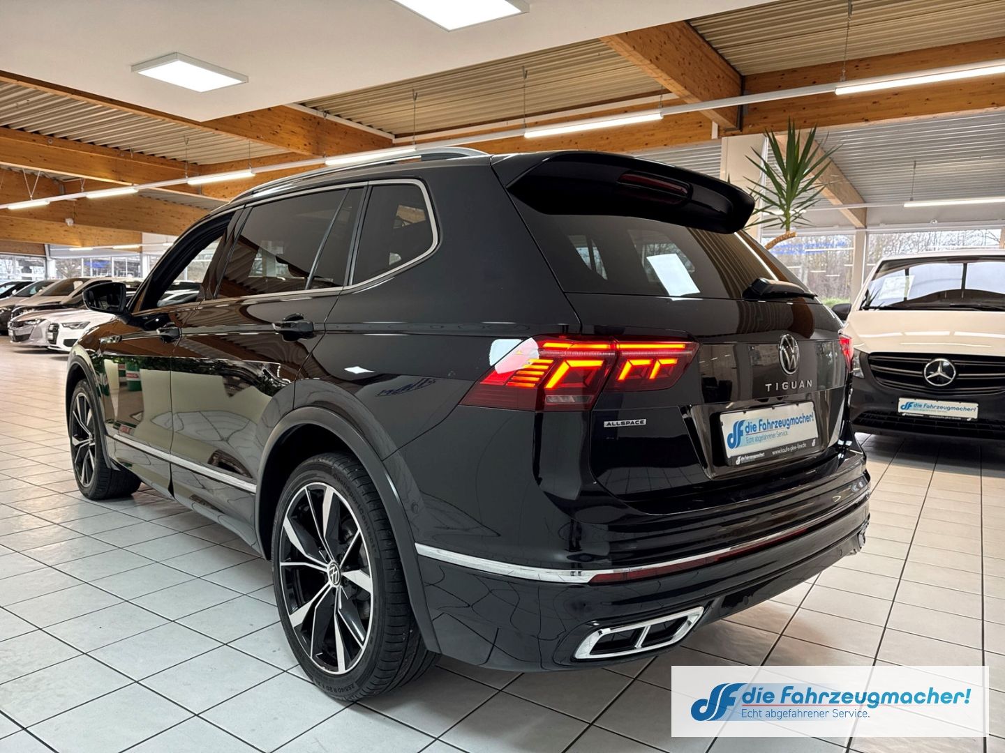 Fahrzeugabbildung Volkswagen Tiguan Allspace R-Line 4Motion Sportpaket HUD AD