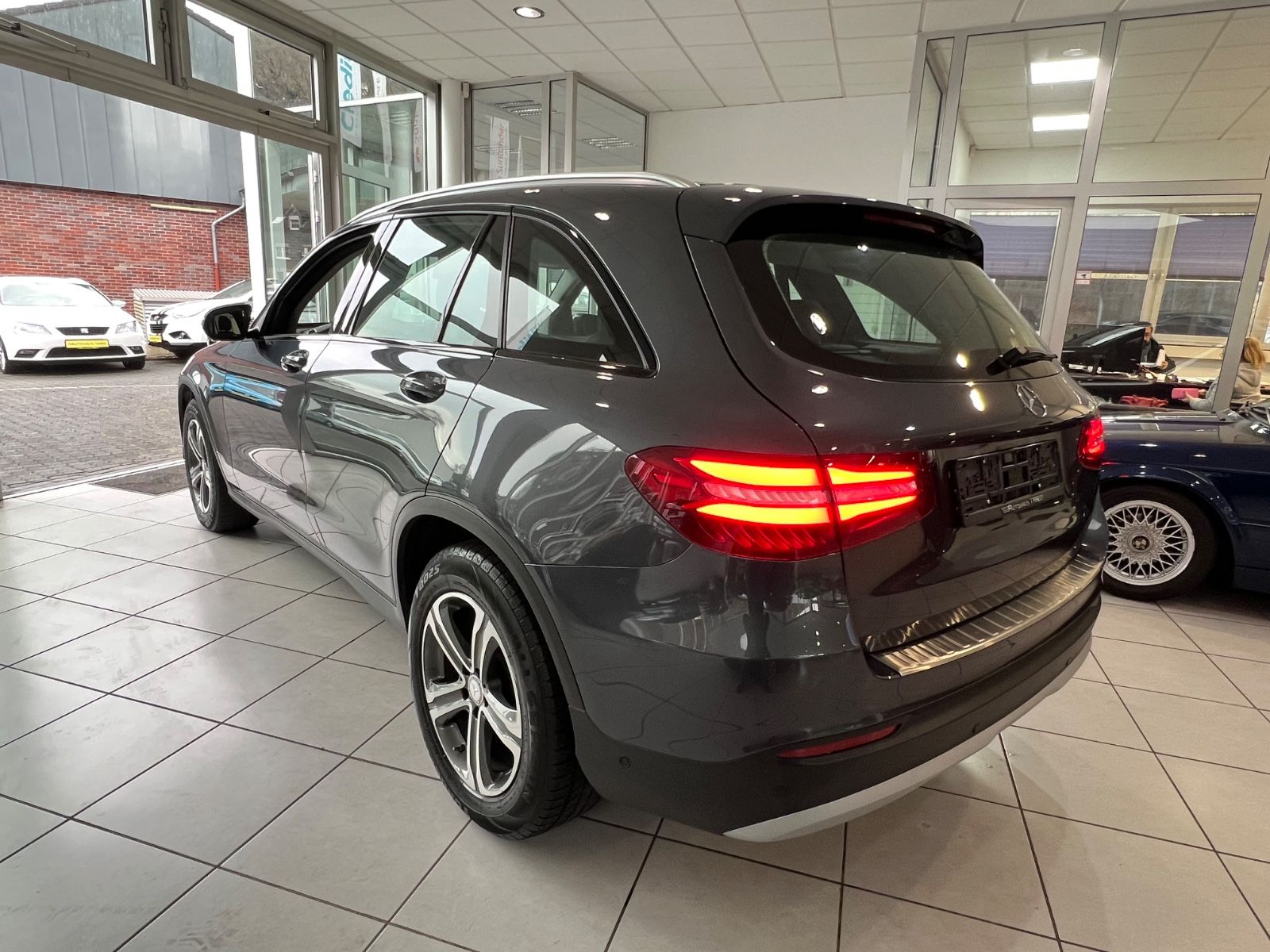 Fahrzeugabbildung Mercedes-Benz GLC 250 d 4Matic *LEDER*NAVI*SITZHEIZUNG*LED*