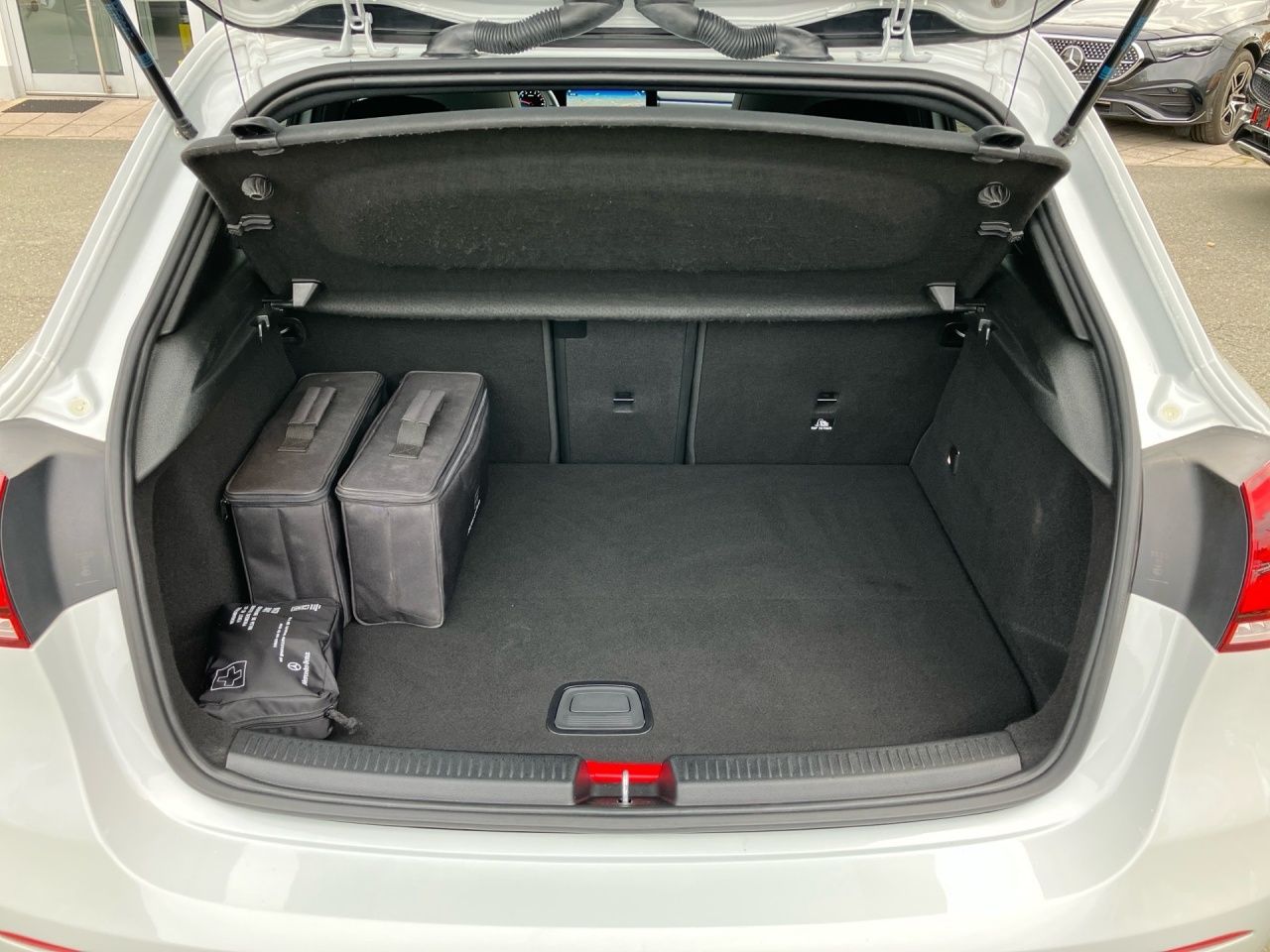 Fahrzeugabbildung Mercedes-Benz A 250 e AMG+NIGHT+PANO+AHK+BURM+MEMORY+CARPL+