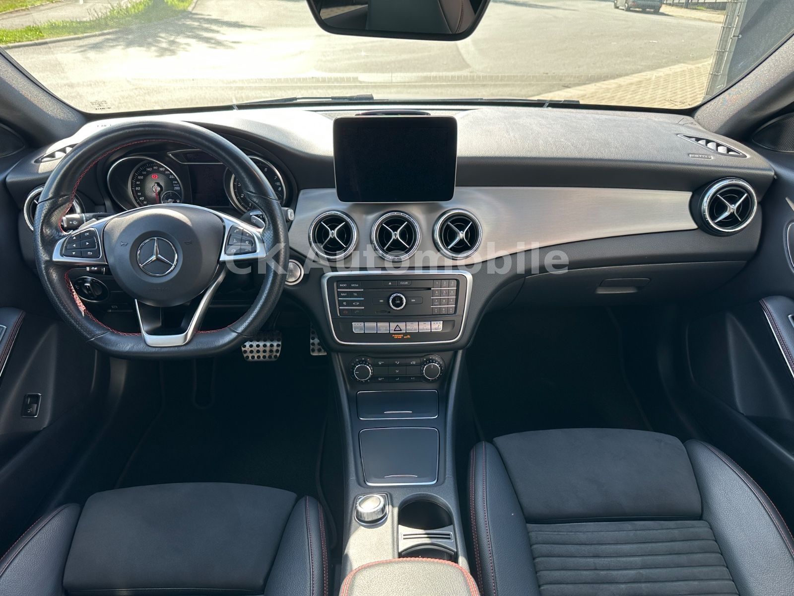 Fahrzeugabbildung Mercedes-Benz CLA 250 Shooting Brake AMG-Line/Navi/LED/ACC/Kam