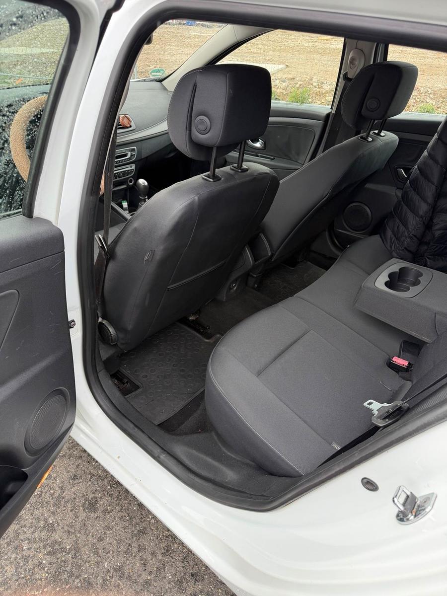Renault Megane 2011 — photo 11