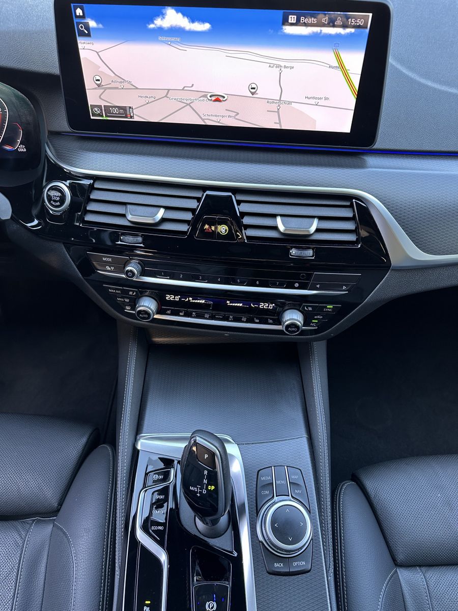 Fahrzeugabbildung BMW 520d Touring M-Sport NAV+LASER+AHK+PANO+HUD+20ZO