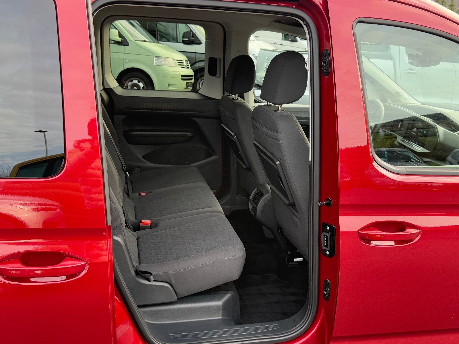 Fahrzeugabbildung Volkswagen Caddy Life TDI DSG DAB GRA Navi SHZ PDC Vorb.AHK