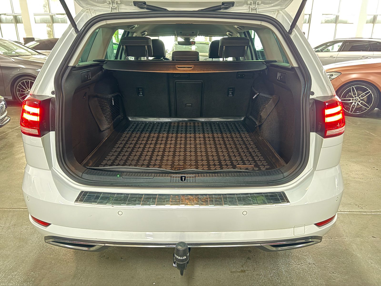 Fahrzeugabbildung Volkswagen Golf VARIANT 2.0 TDI DSG R-LINE SPORTPAKET VOLL