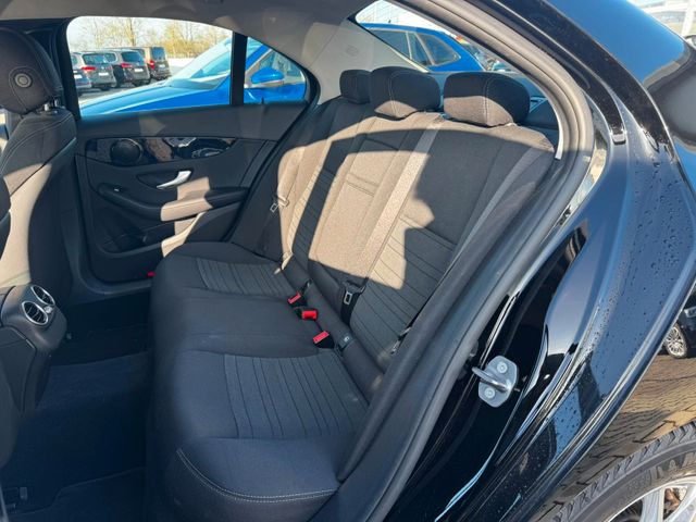 Fahrzeugabbildung Mercedes-Benz C 180 CGI Lim >AUT/NAV/LED/SHZ/PDC/KAM/Distronic