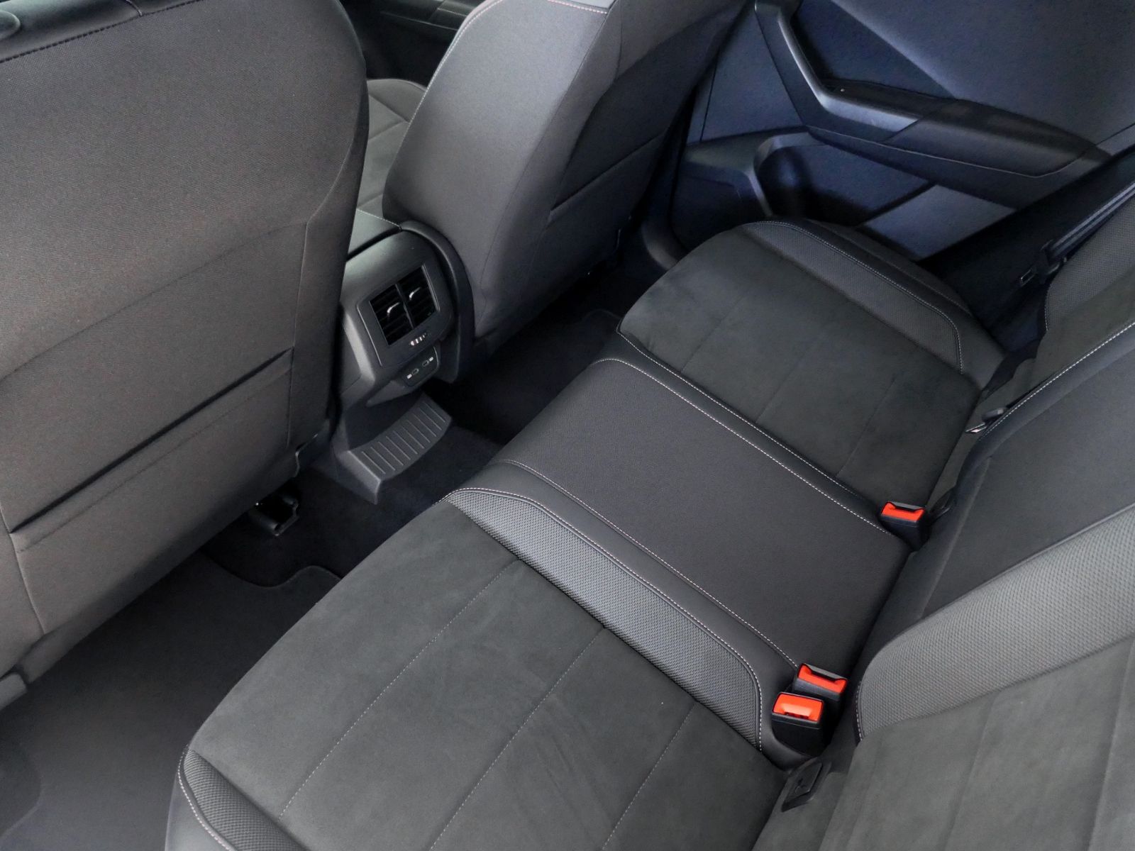 Fahrzeugabbildung Volkswagen T-Roc Style 2.0 TDI DSG | LED RFK ACC Navi