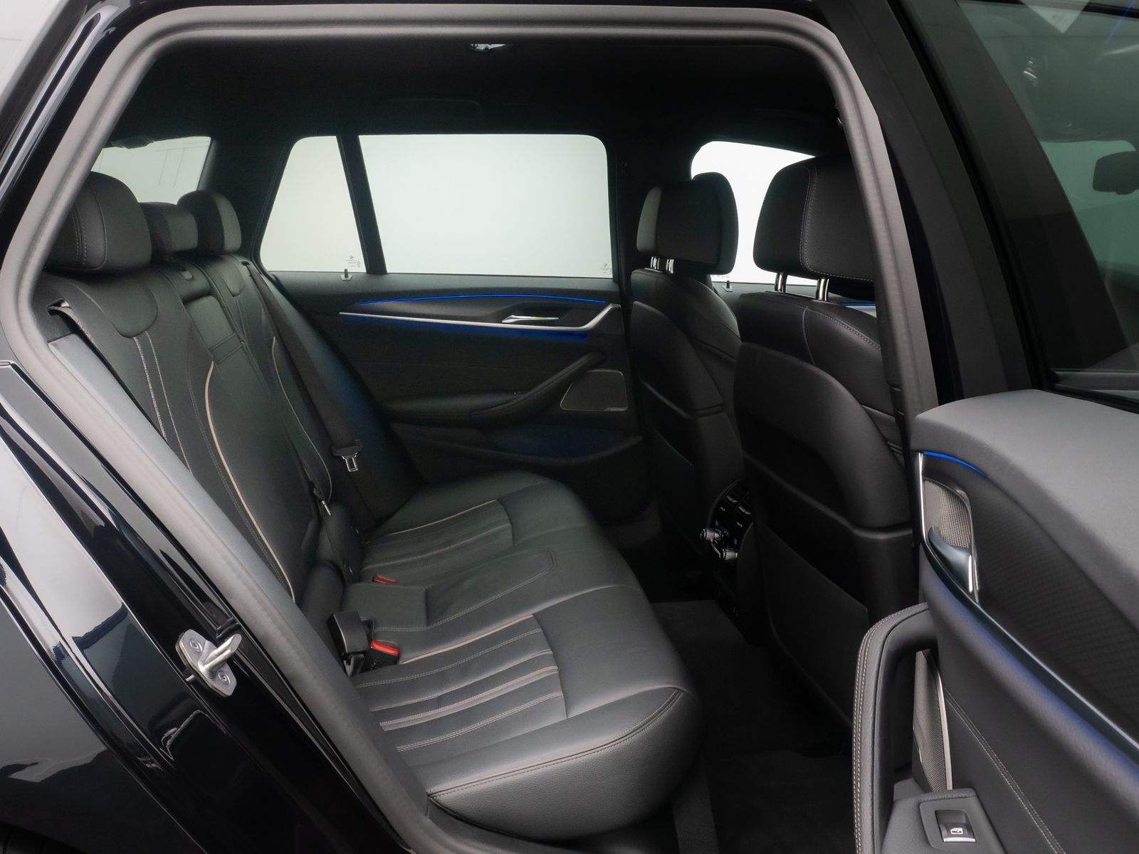 Fahrzeugabbildung BMW 530i M Sport AHK Kamera HUD H/K DAB Massage ACC