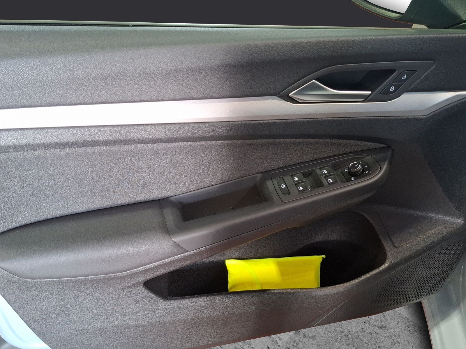 Fahrzeugabbildung Volkswagen Golf VIII TSI Life LED Navi AID ACC RFK HUD SHZ