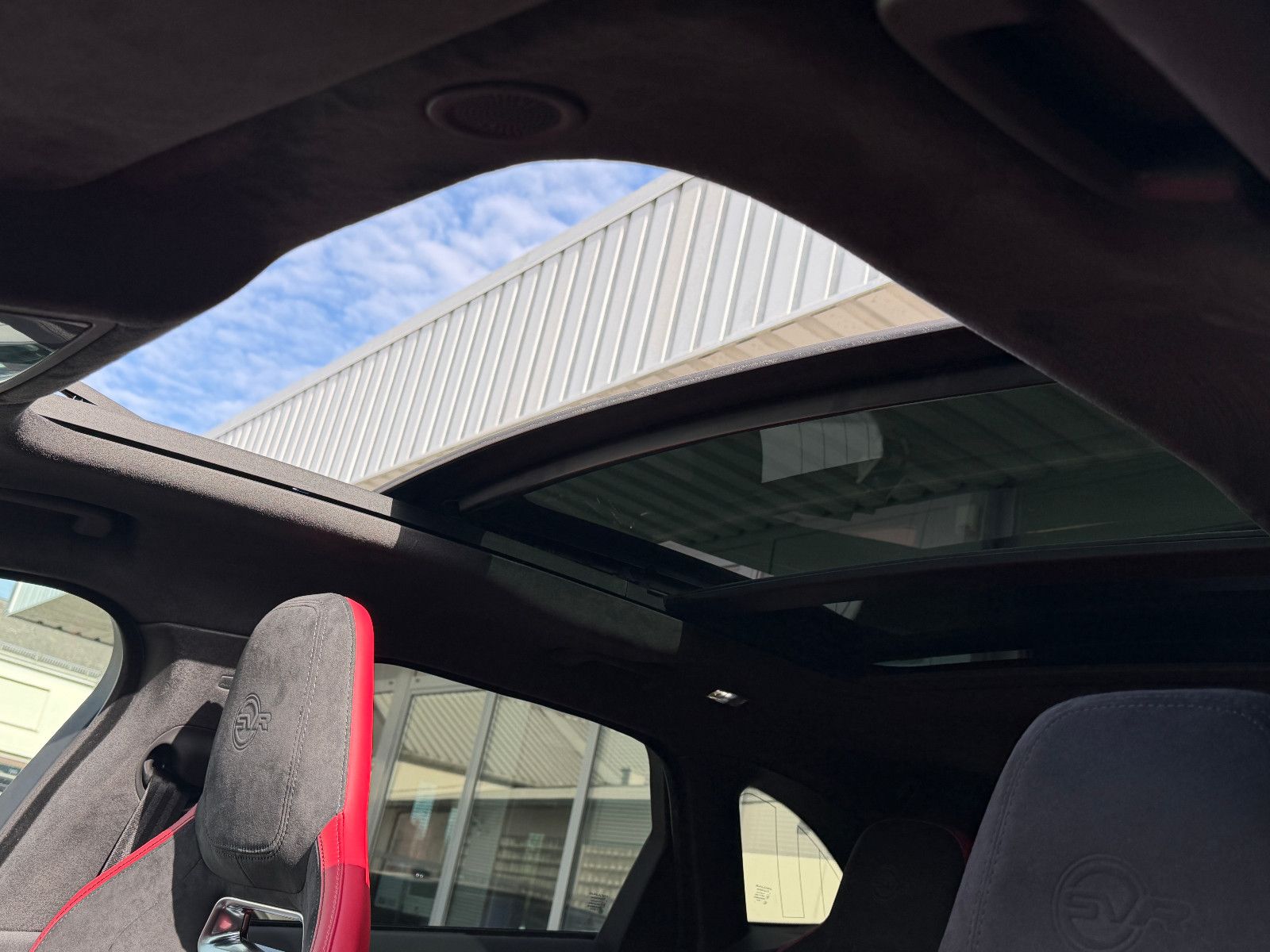 Fahrzeugabbildung Jaguar F-PACE SVR /PANO/MERIDIAN/HUD/360°KAM/MEMORY