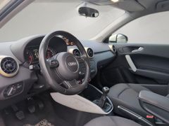 AUDI A1 1.6 TDI attraction Xenon