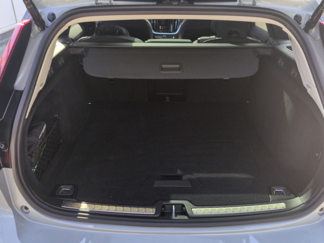 Volvo V60 B4 (Benzin) Plus Dark FWD Automatik Navi LED foto 20