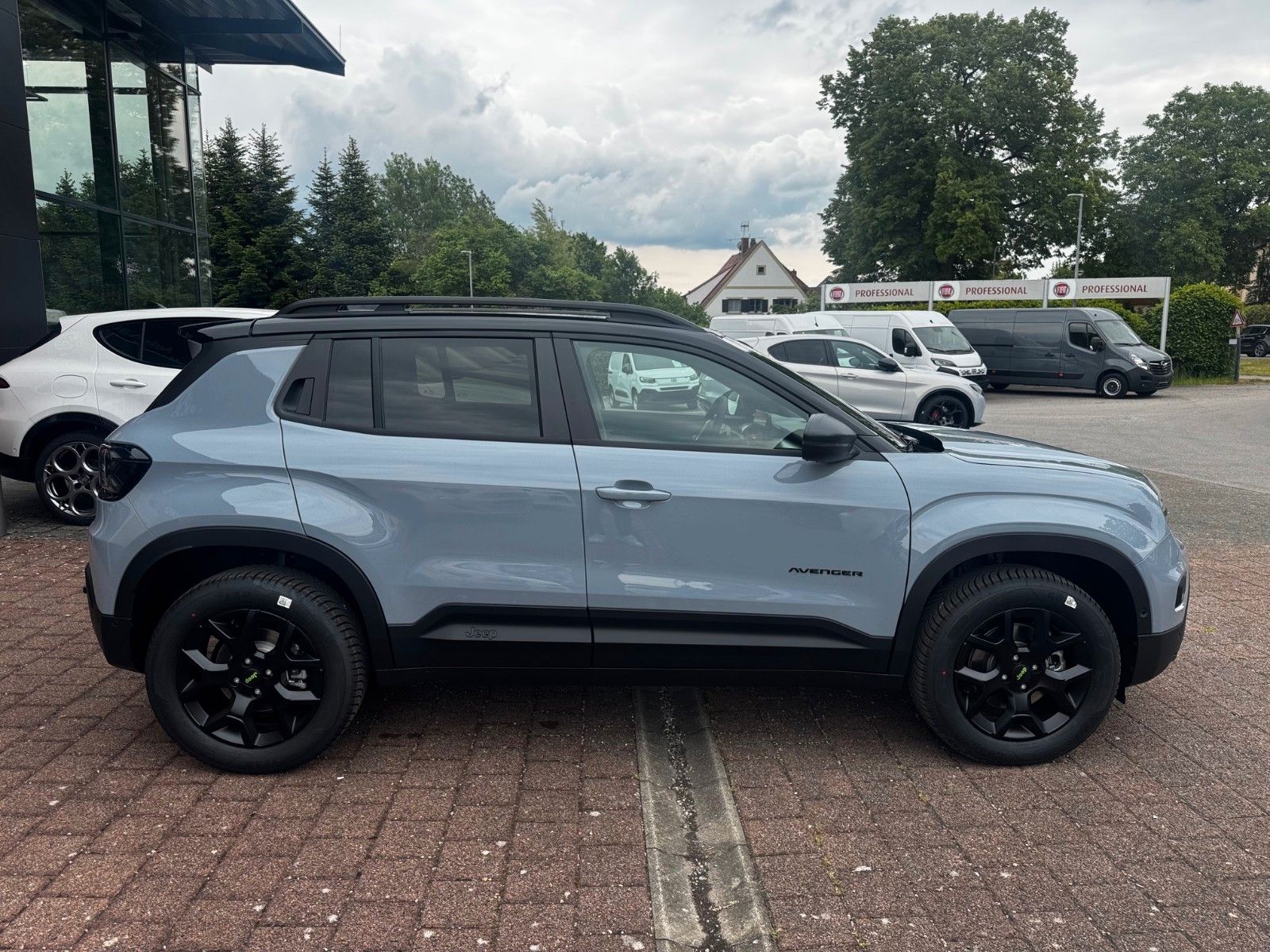 Fahrzeugabbildung Jeep AVENGER MY25 Overland 1.2l T3 4xe eAWD Navi Kam