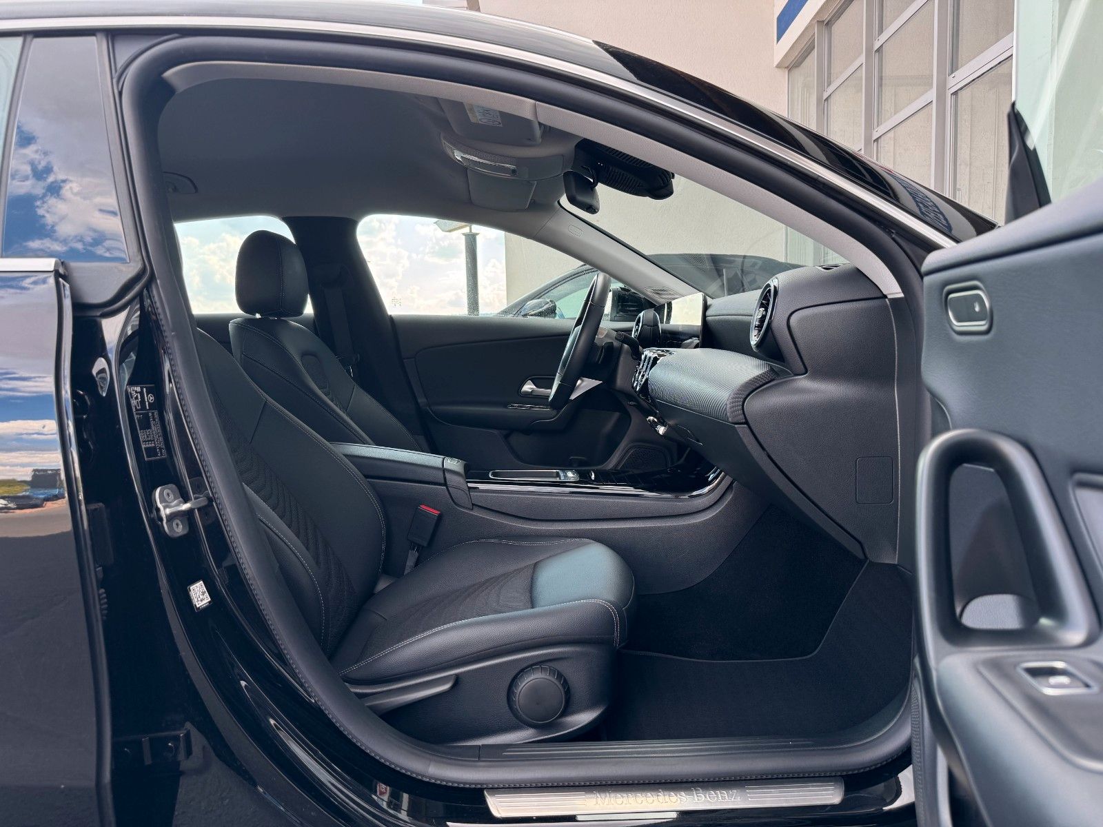 Fahrzeugabbildung Mercedes-Benz CLA 180 SB Kamera+LED+CarPlay+Spur+DAB