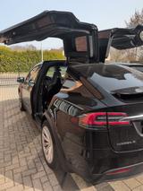Tesla Model X - - Tesla Model X mit Schiebedach