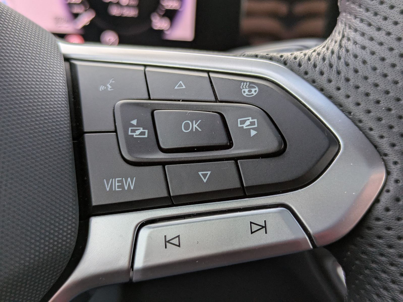 Fahrzeugabbildung Volkswagen Tiguan 2.0 TDI 4M R-Line PANO*H&K*AHK*MATRIX*20"