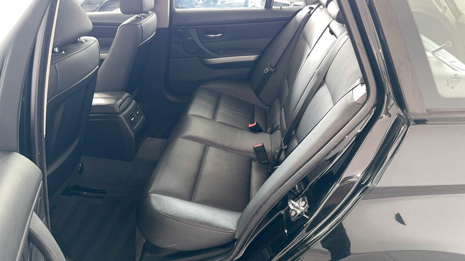 BMW 318d Touring 143 ch BVM / 133 927 km / Toit pano / Cuir / Sièges chauffants / Chaine changée