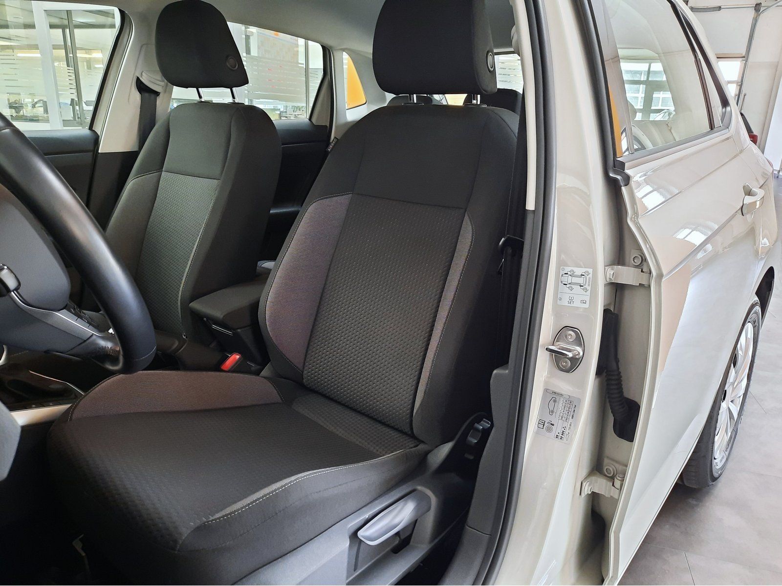 Fahrzeugabbildung Volkswagen Polo TSI DSG Life *LED*Einparkh*Sitzhzg*AppCon.*