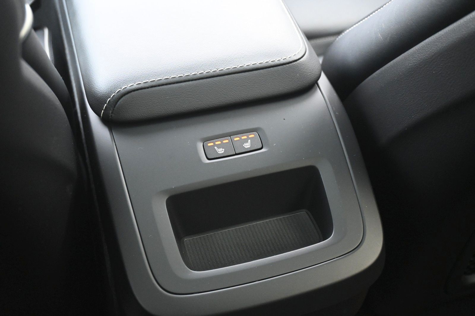 Fahrzeugabbildung Volvo XC60 B4B Plus Dark*LED*STHZ*H&K*PANO