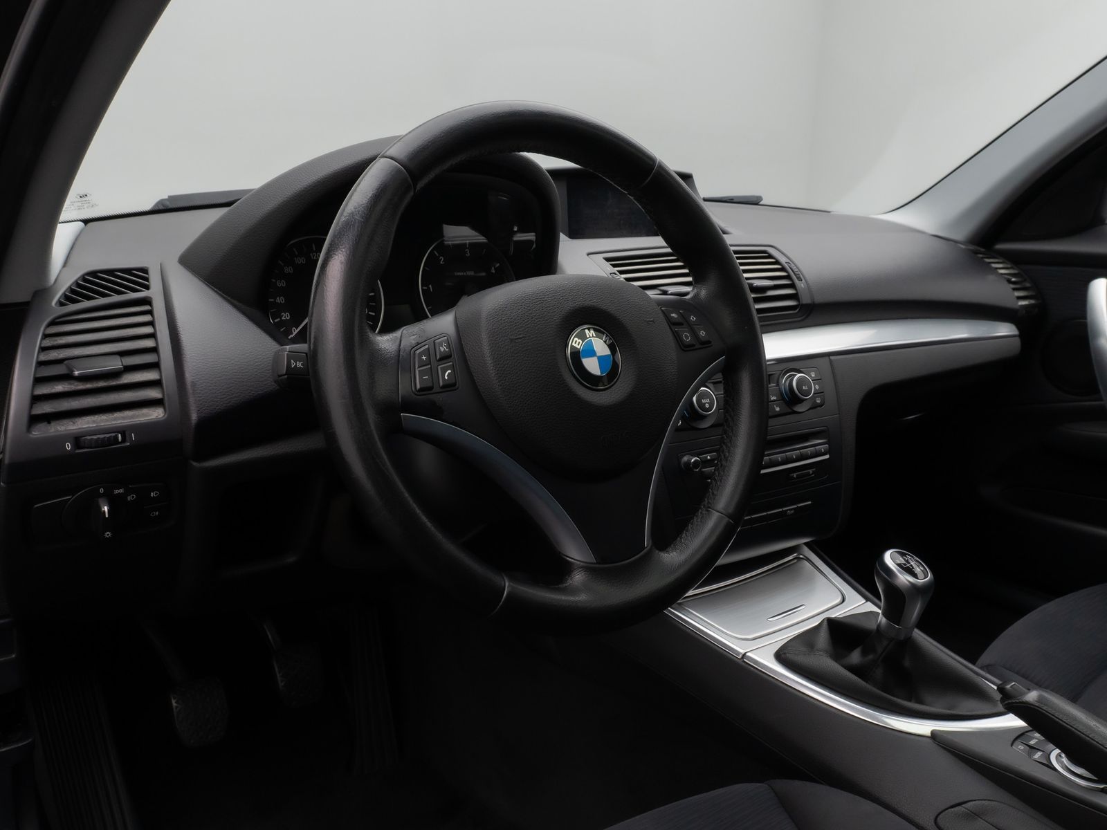 Fahrzeugabbildung BMW 118d Glasdach Navi Sitzhzg Xenon PDC 8Fach