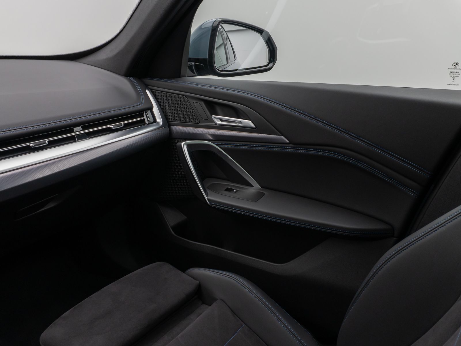 Fahrzeugabbildung BMW iX1 xD30 M Sport Panoram 360°HUD DAB AHK Komfort