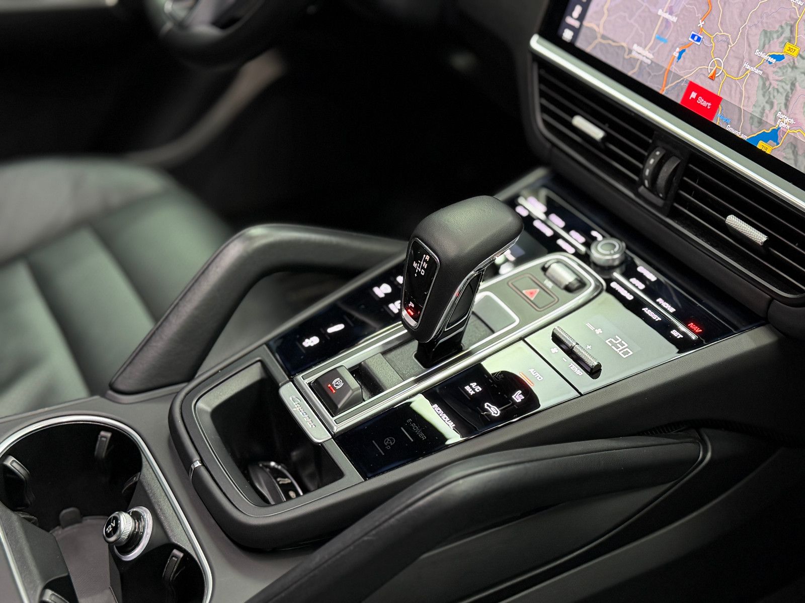 Fahrzeugabbildung Porsche Cayenne E-Hybrid|PANORAMA|SPORT-CHRONO|ACC