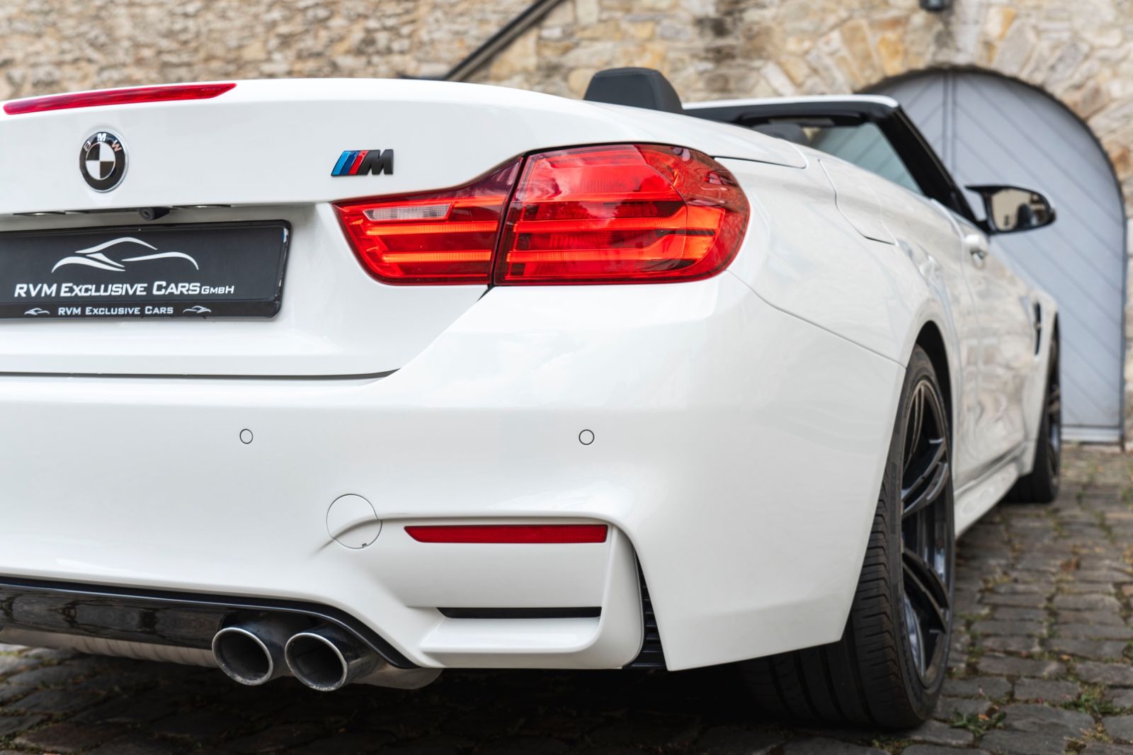 Fahrzeugabbildung BMW M4 Kabrio HUD LED KAM TOTW H&K DKG PDC CARBON