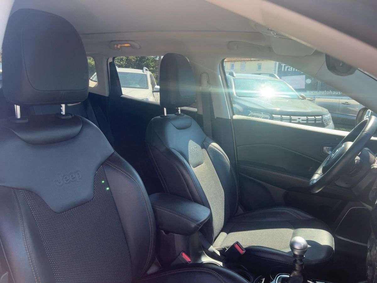 Fahrzeugabbildung Jeep Compass Limited 1.4 MultiAir 4WD ACC Glasdach