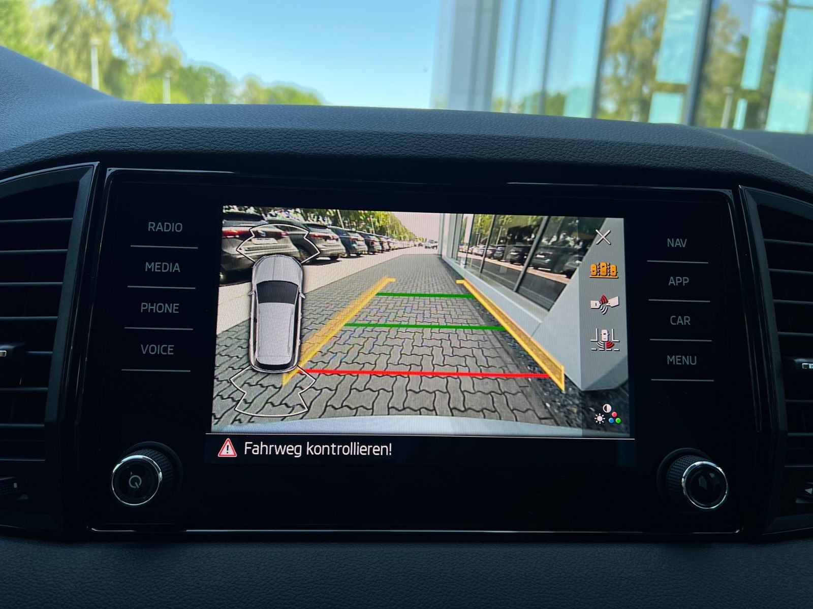 Fahrzeugabbildung SKODA Karoq Balance 1.5 TSI  *AHK, ACC, Rückfahrkamera