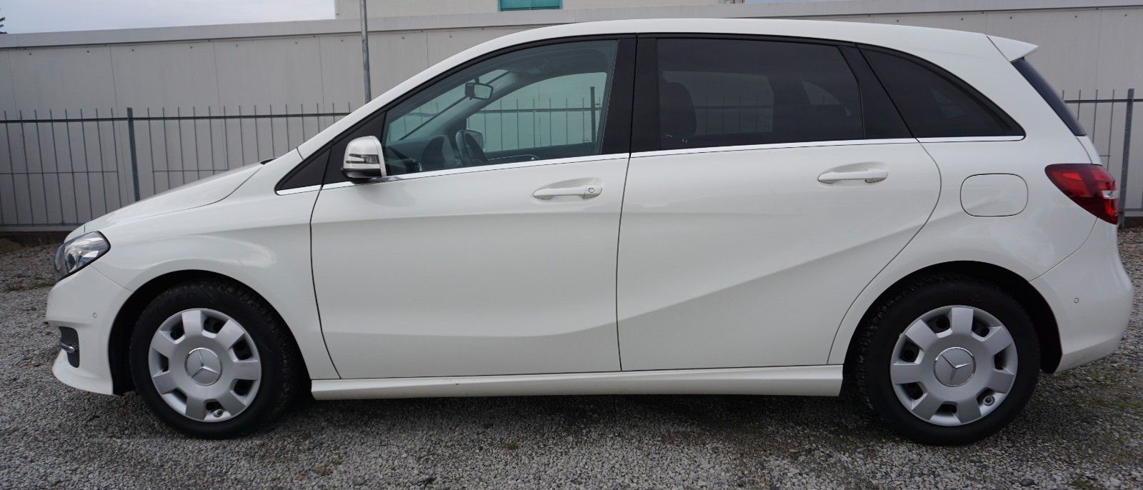 Fahrzeugabbildung Mercedes-Benz B 180 Navi,LED,Park Assist,SH,PDC,SR+WR