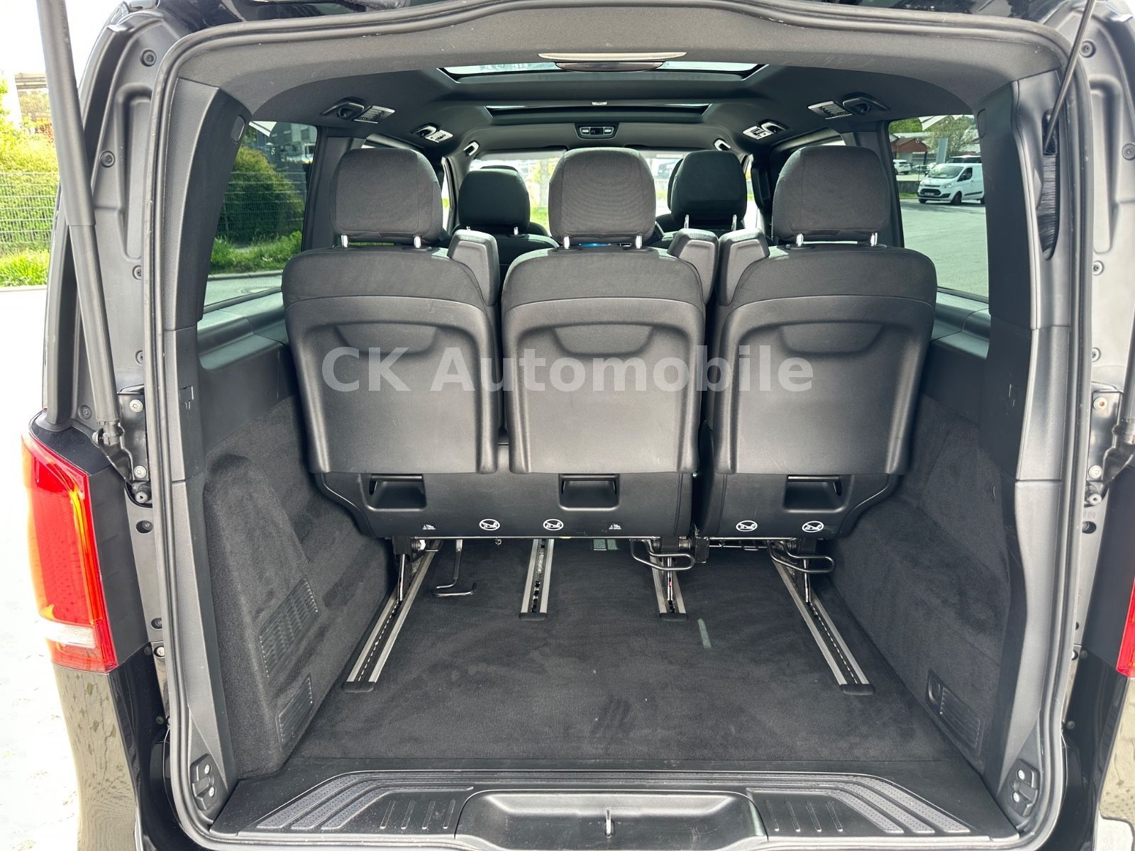 Fahrzeugabbildung Mercedes-Benz V300d EDITION 4Matic AMG-Line/7 Sitze/Pano/LED