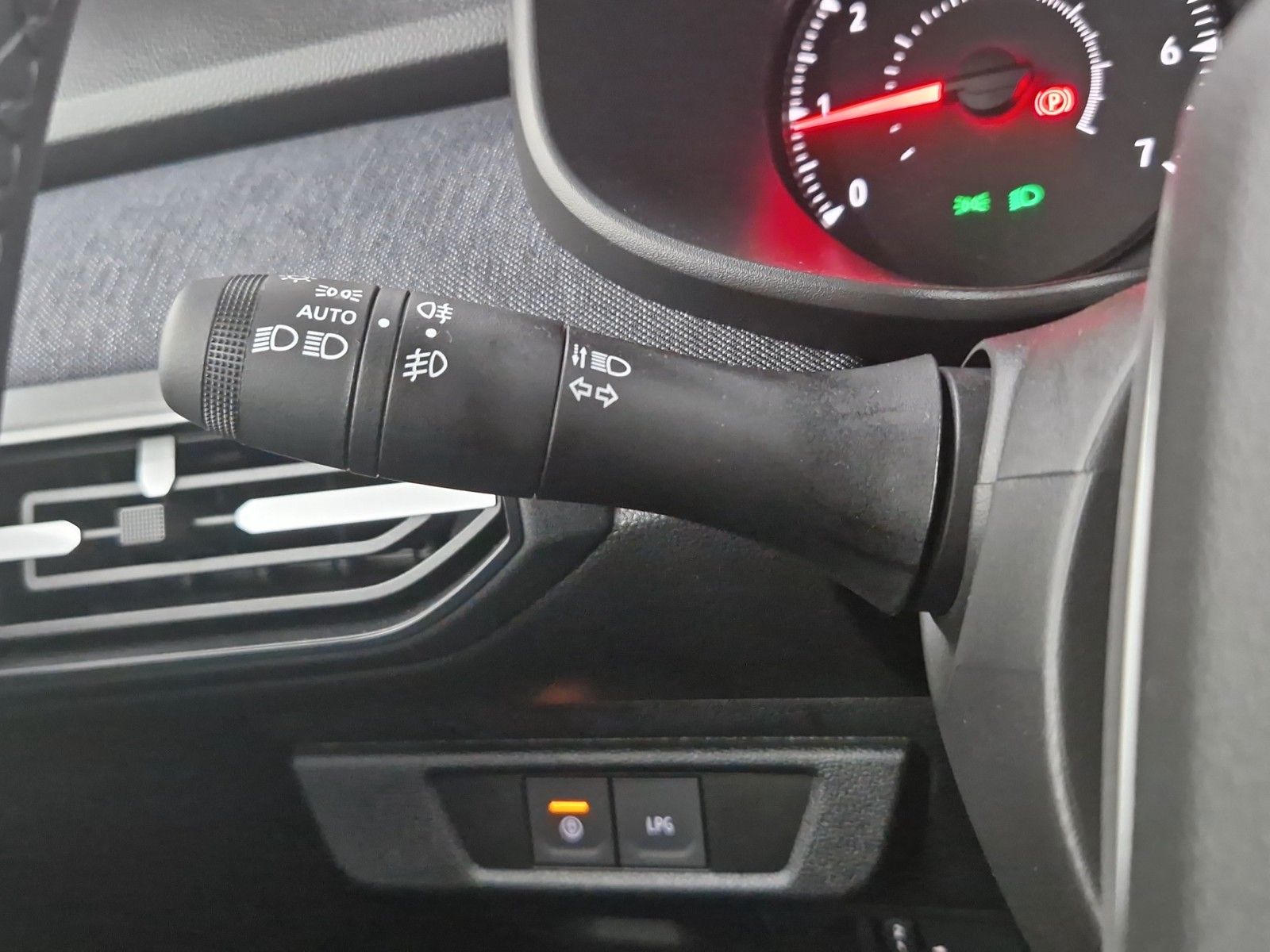 DACIA Sandero  Eco-G 120 Expression Winter Benzin&amp;Gas – Bild 28