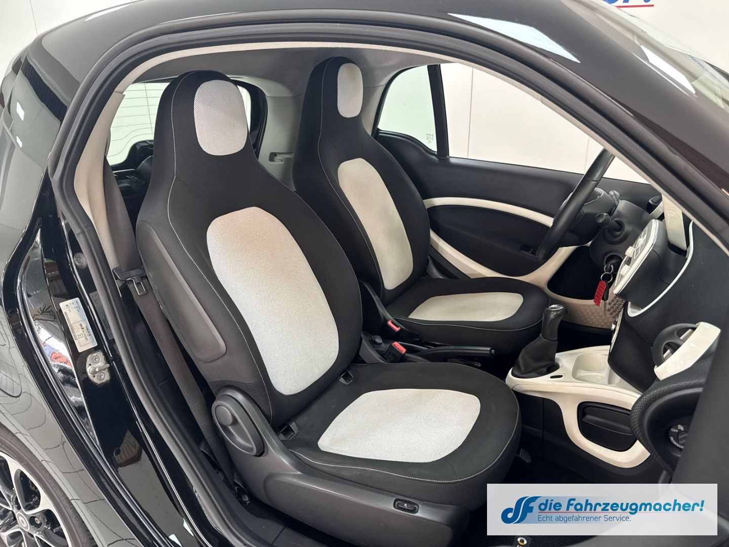 Fahrzeugabbildung Smart fortwo coupe Basis Panorama Klimaautom SHZ Temp